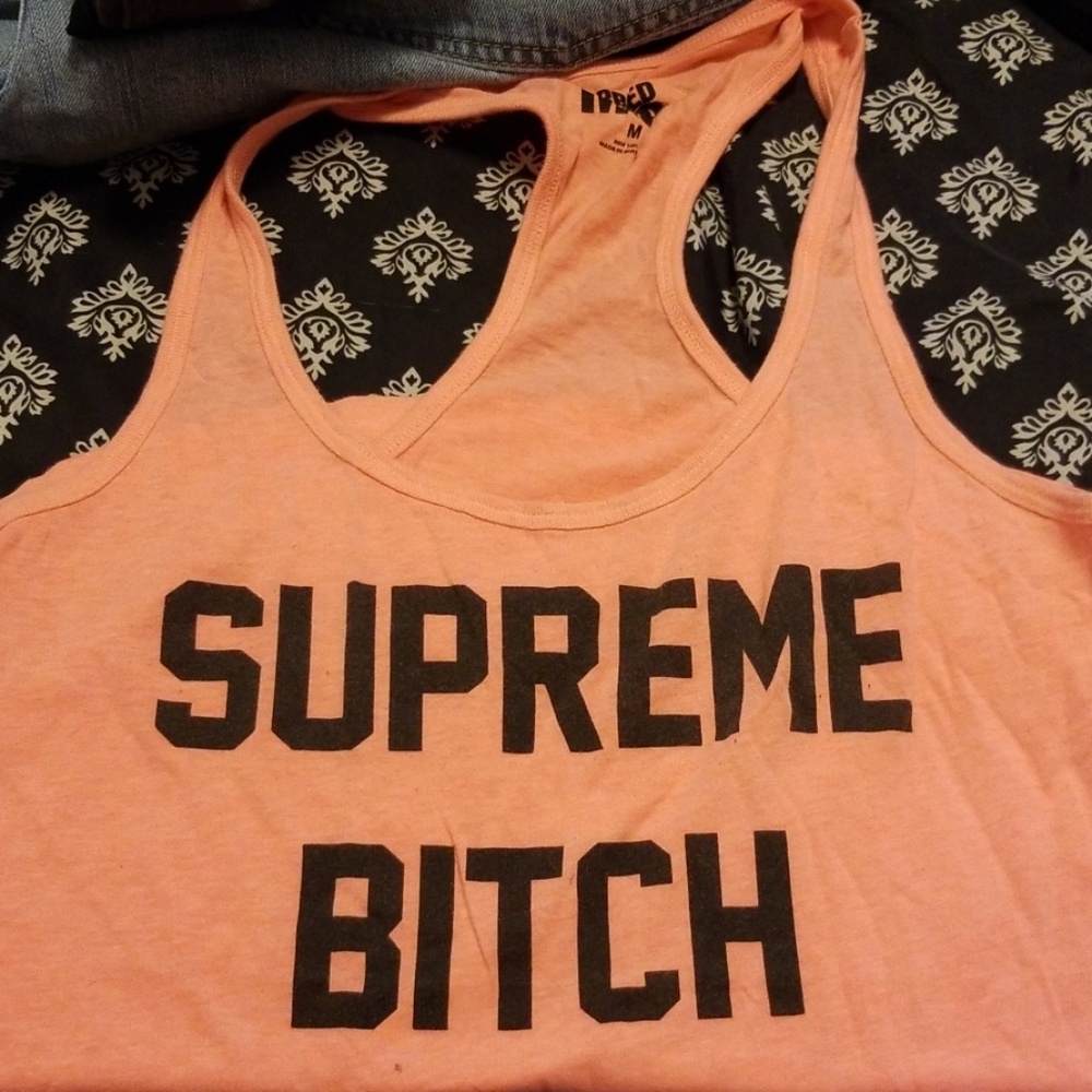 MARRIED TO THE MOB Coral tank